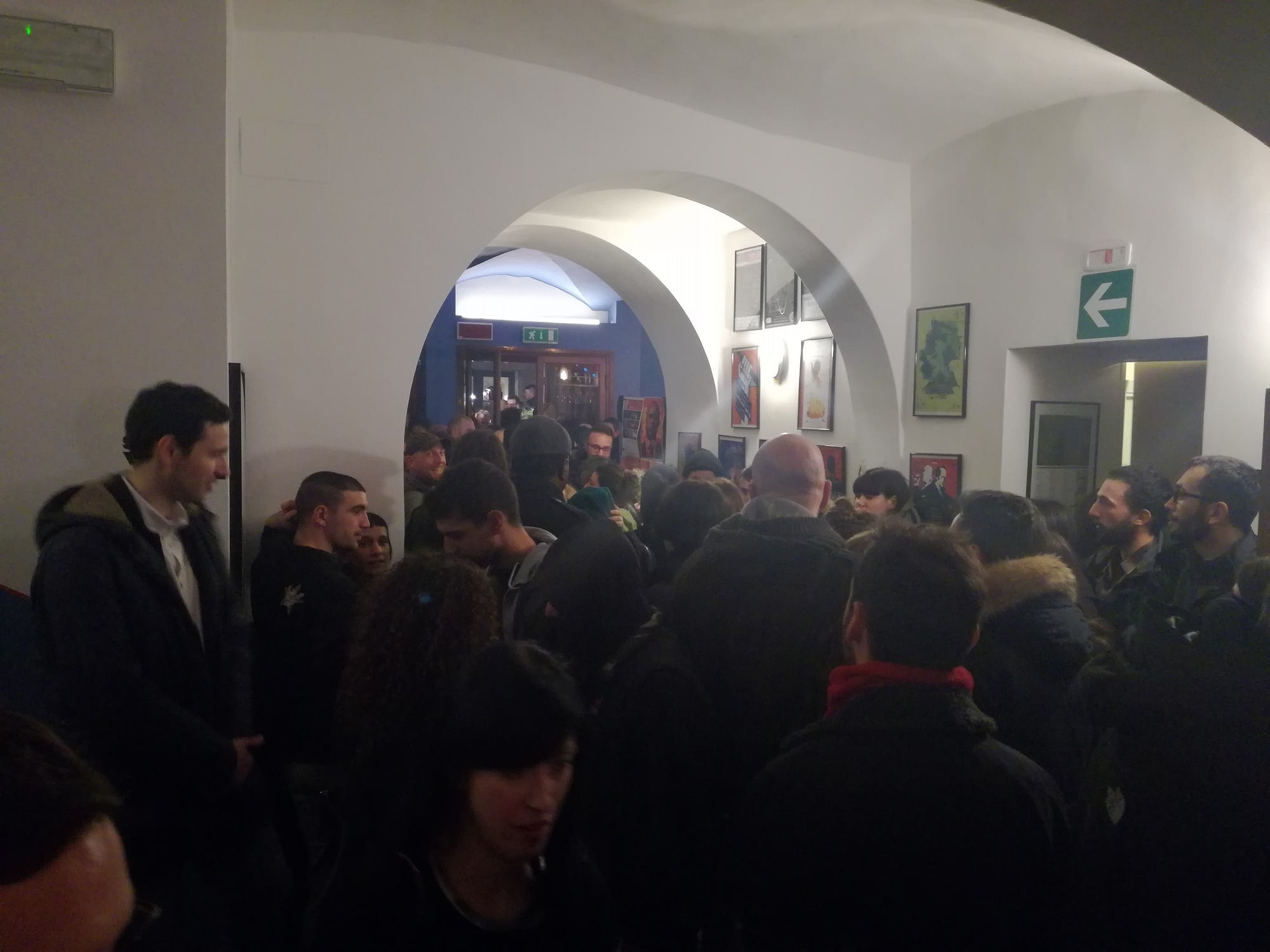 La folla all'interno del Postmodernissimo in occasione della proiezione di "Ex-Cim"